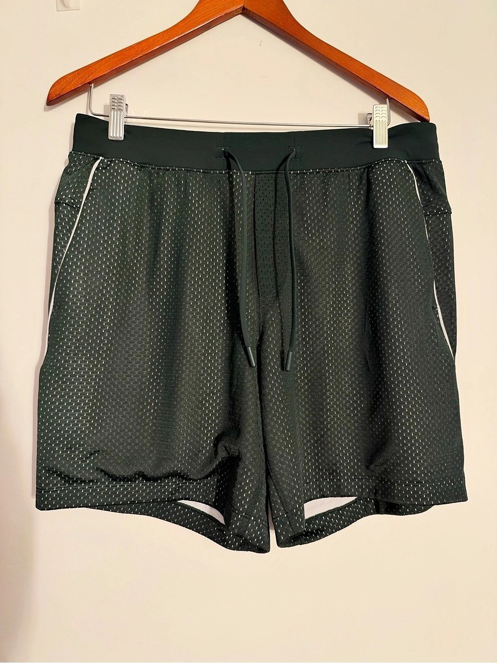 lululemon Athletic Shorts in Black Size Large